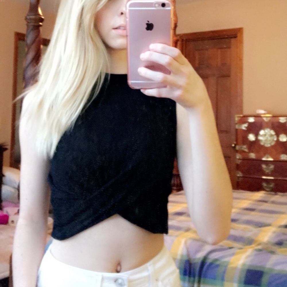 CROPPED SLEEVELESS TOP